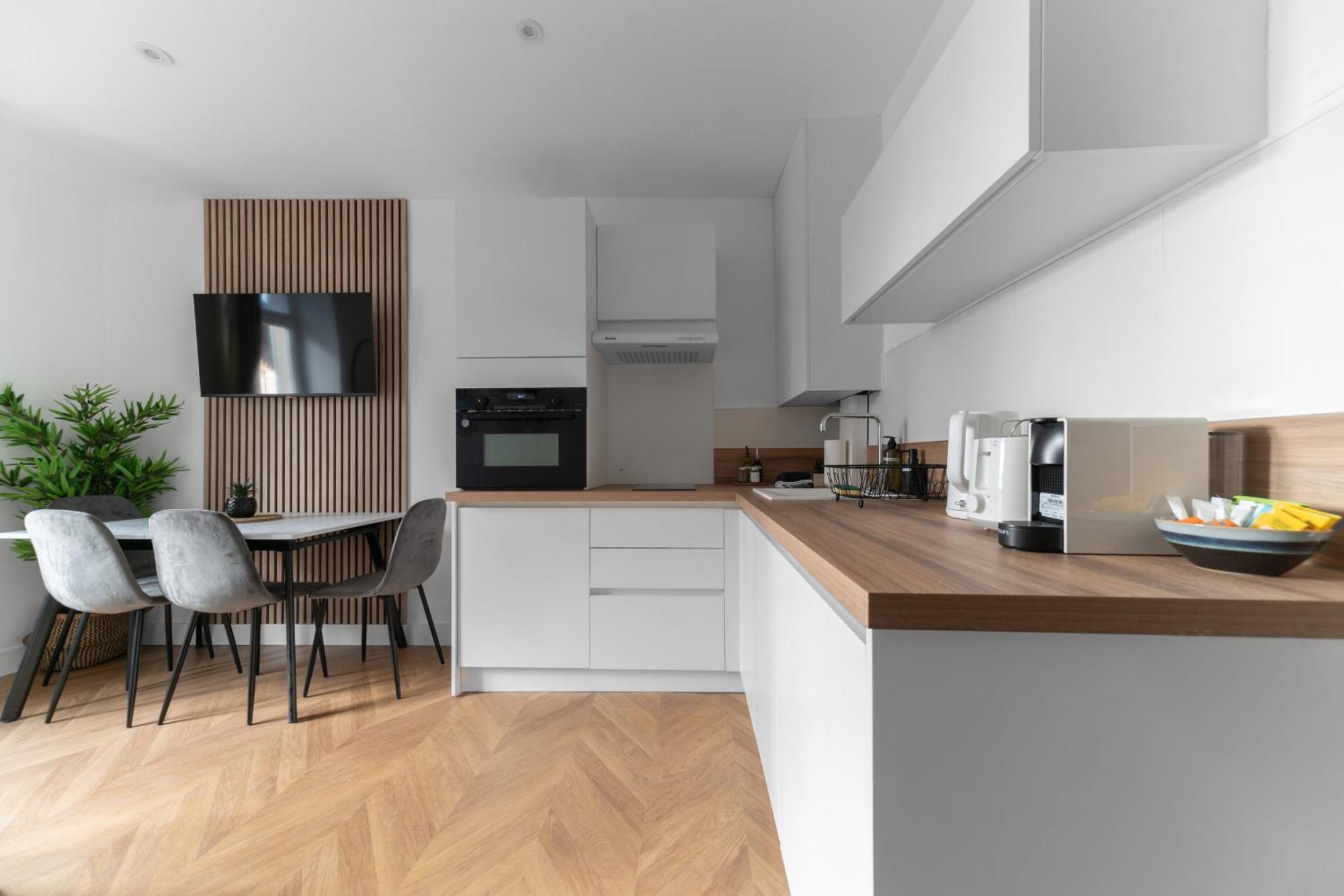 Serbie - Design Et Climatises En Centre * Vichy